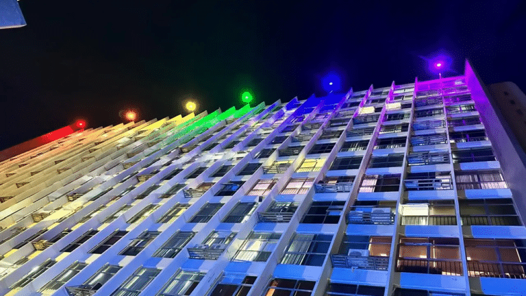 STM iluminado no mês LGBTQIA+