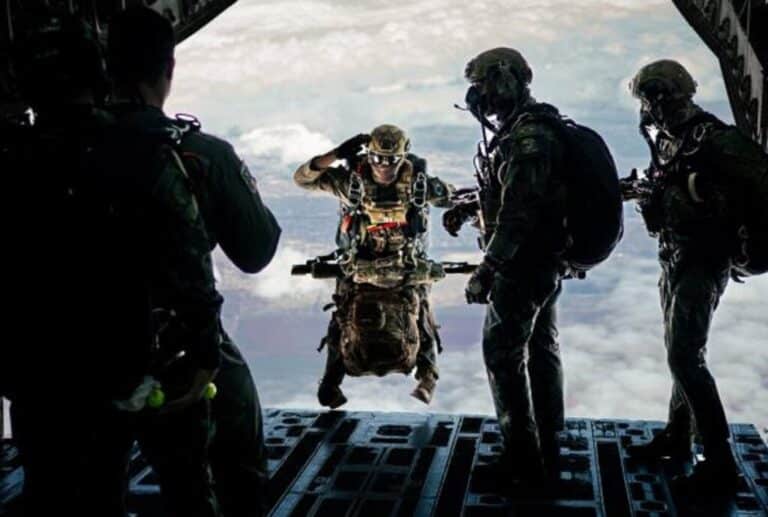 Salto de forças especiais do KC 390 Milenium