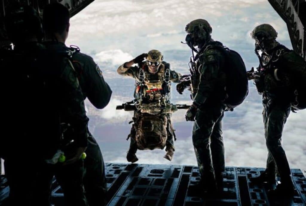 Salto de forças especiais do KC 390 Milenium