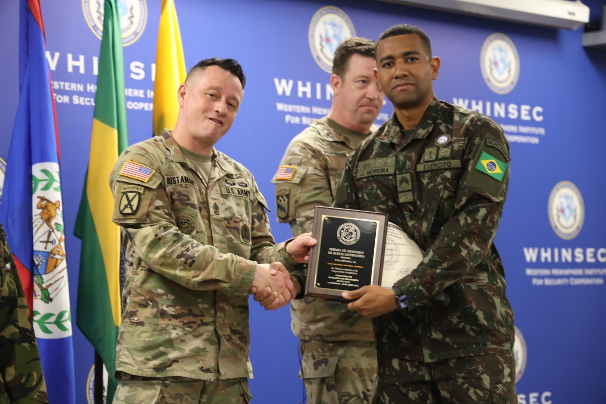 Sargento J Moreira 1º colocado no Curso Básico de Liderança, realizado na Non-Commissioned Officer Academy do WHINSEC (USA)