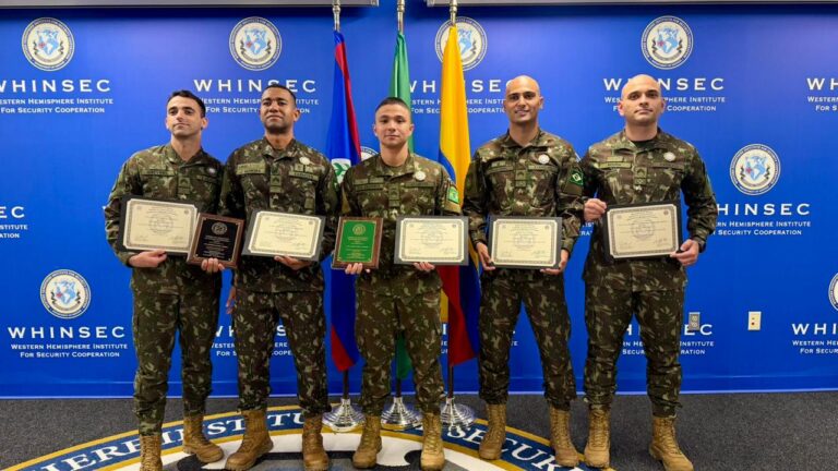 Sargento brasileiros no Curso Básico de Liderança, realizado na Non-Commissioned Officer Academy do WHINSEC (USA) (Imagem - Aditância do EB nos EUA)