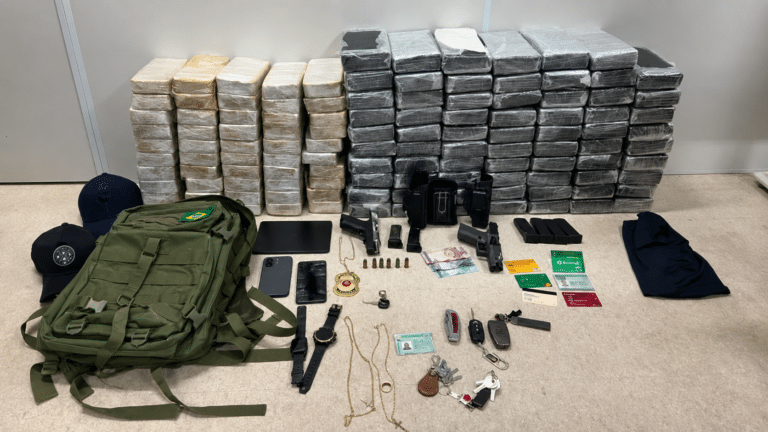 Armas e drogas apreendidos com militar do Exército e PM em Salvador