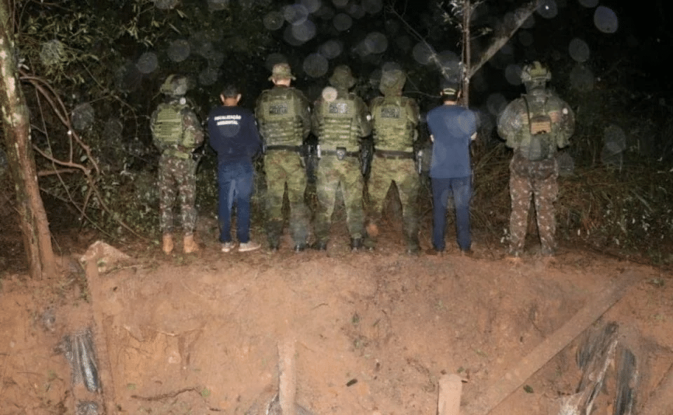 Bunker destruído pelo Exército em Icaraíma - PR - local serviria para armazenar materiais ligados ao tráfico e ao contrabando.