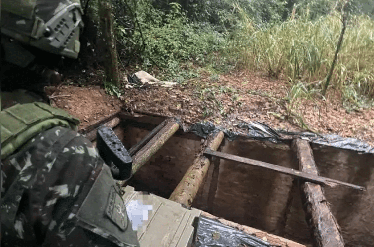 Bunker destruído pelo Exército em Icaraíma - PR - local serviria para armazenar materiais ligados ao tráfico e ao contrabando.