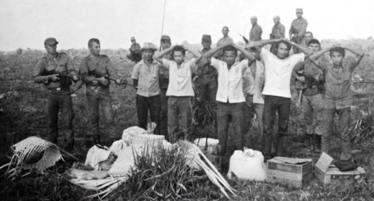Guerrilha feitos prisioneiros pelo Exército no Araguaia