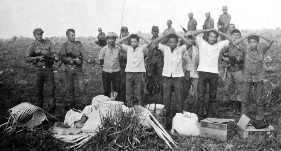 Guerrilha feitos prisioneiros pelo Exército no Araguaia