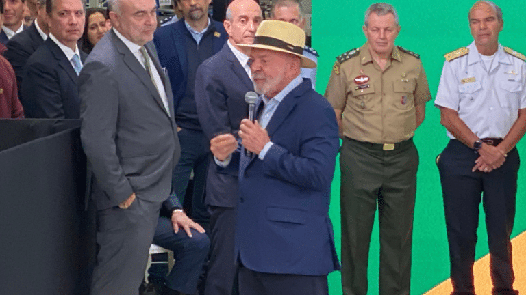 Lula em discurso na fábrica da Avibras Aeroco, em Jacareí, no interior de São Paulo