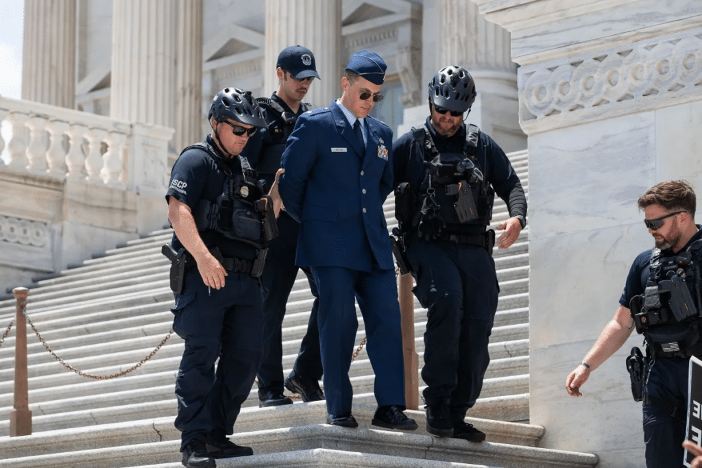 O major da Força Aérea dos EUA, Jason Watson, foi preso pela polícia na escadaria do Capitólio dos EUA na quarta-feira (1°)