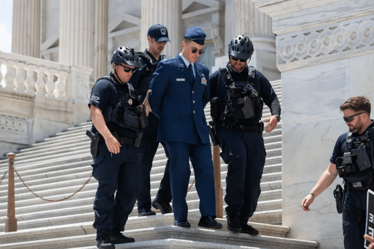 O major da Força Aérea dos EUA, Jason Watson, foi preso pela polícia na escadaria do Capitólio dos EUA na quarta-feira (1°)