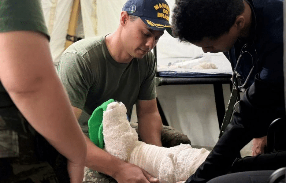 Militar da Marinha durante atendimento a vítima do terremoto que atingiu a cidade de La Guaira — Imagem: Marinha do Brasil