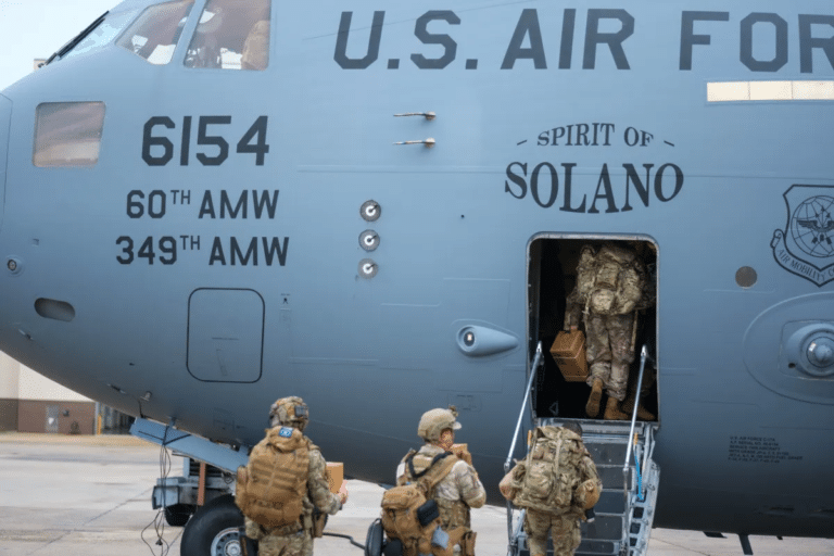 Imagem divulgada pelo Comando Sul dos EUA mostra militares embarcando em um avião com destino à Venezuela