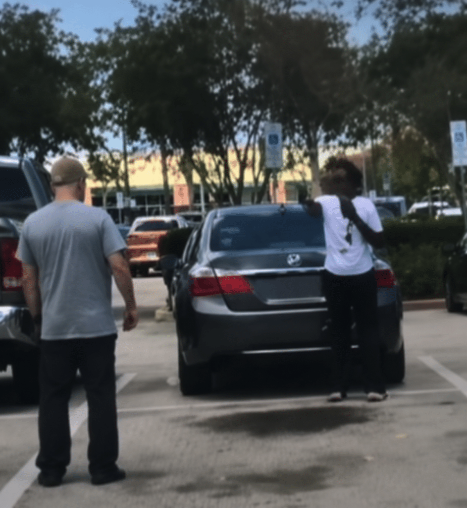 Mulher mata sargento veterano dos EUA após discussão em estacionamento na Flórida