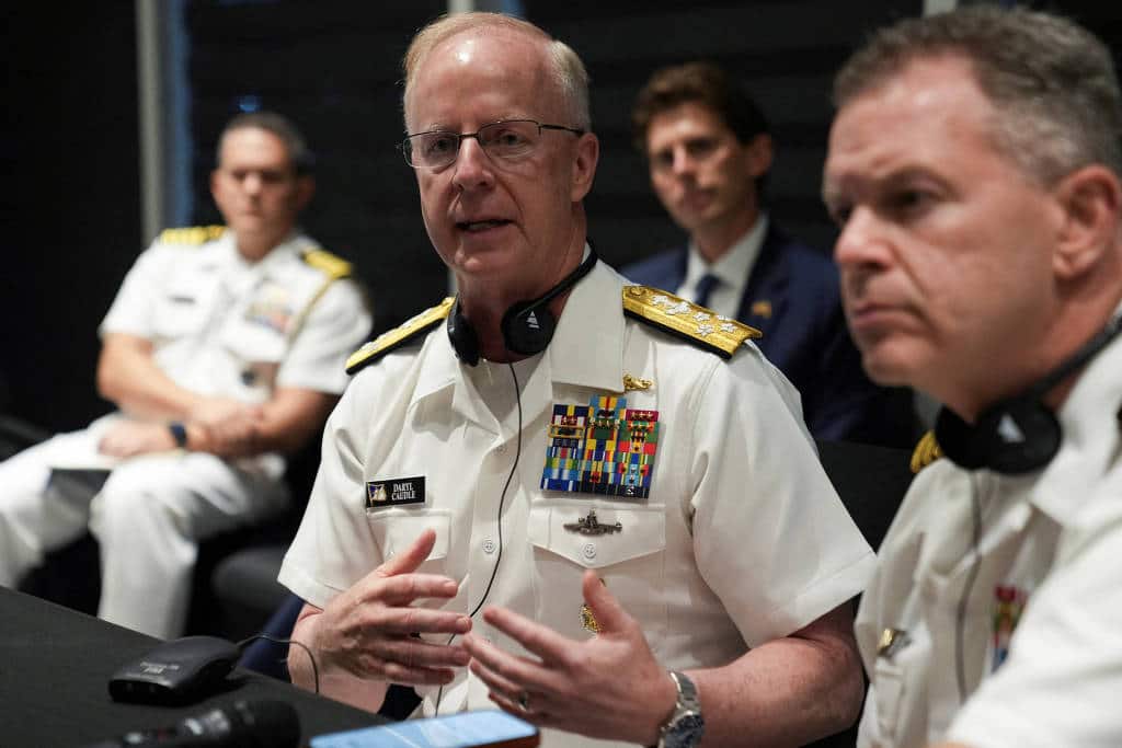 O chefe de operações navais da Marinha, almirante Daryl Caudle, fala à imprensa no Panamá, em junho - Enea Lebrun - 22.jun.26/Reuters