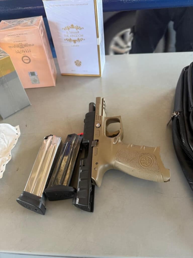 Pistola apreendida pelo Exército na Ponte da Amizade