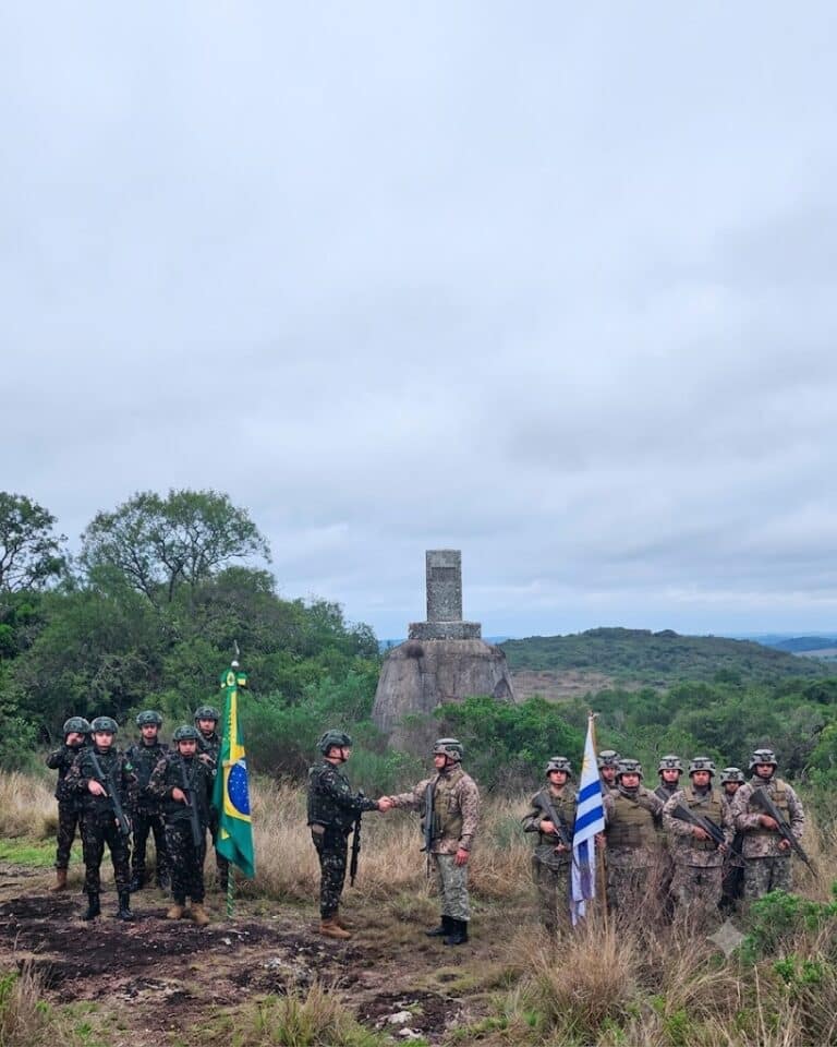 Exércitos de Brasil e Uruguai na fronteira durante a Operação Ágata