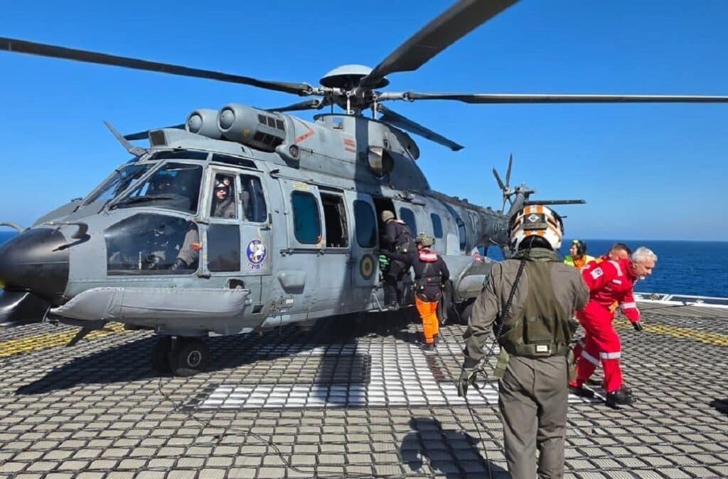 Resgate de tripulante com AVC por equipe da Marinha