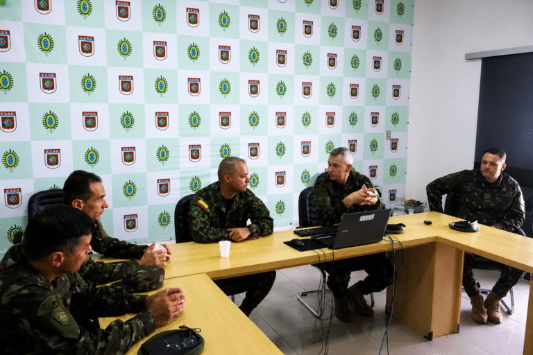 O sargento-mor Diego Fabián Rodríguez Arias conheceu a Escola e compartilhou experiências sobre liderança e aperfeiçoamento de graduados