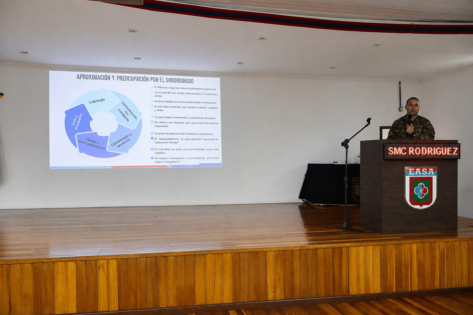 O sargento-mor Diego Fabián Rodríguez Arias conheceu a Escola e compartilhou experiências sobre liderança e aperfeiçoamento de graduados