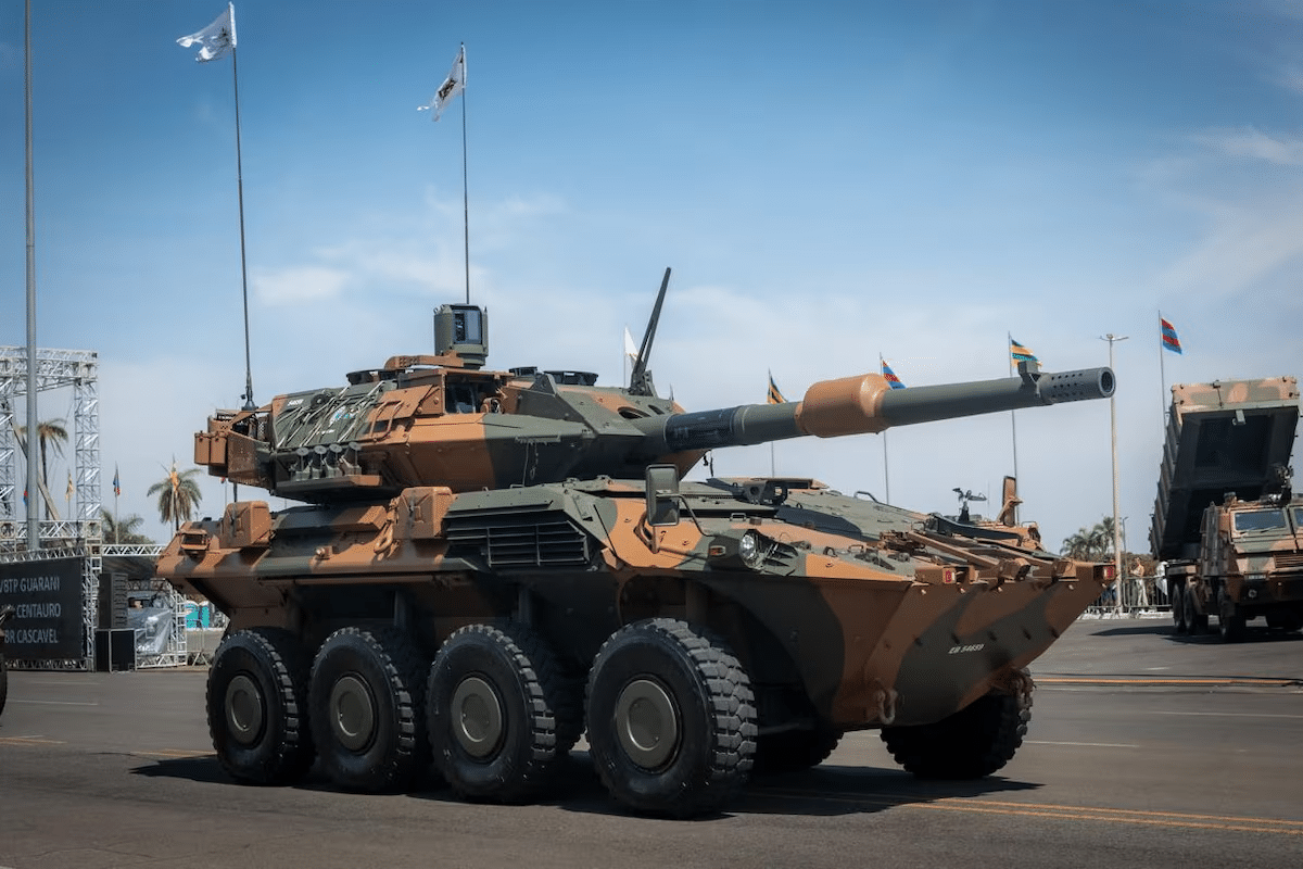 O blindado de combate Centauro II durante desfile em Brasília, no Dia do Soldado: Exército assina contrato para primeiro lote nesta segunda-feira, dia 31