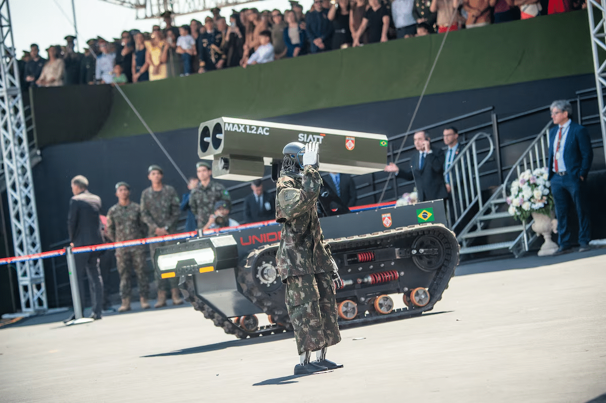 Drone terrestre equipado com o míssil anticarro Max 1.2 AC, fabricado pela SIATT, apresentado no dia do soldado, em Brasília.: ele estará no Cascavel modernizado
