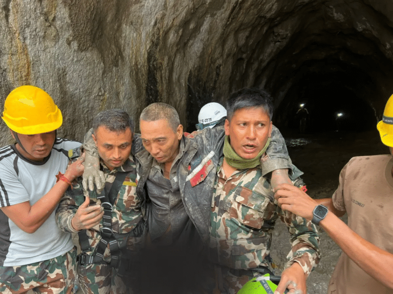 Soldados do Nepal resgatam chinês de um tunel no Nepal, dez dias após o terremoto