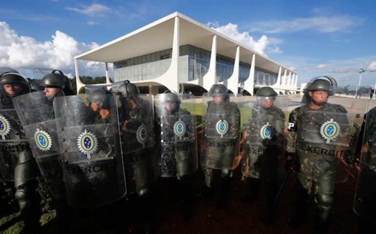 Protesto contra o governo na porta do Palácio do Planalto - Brasília, DF - 16/03/2016