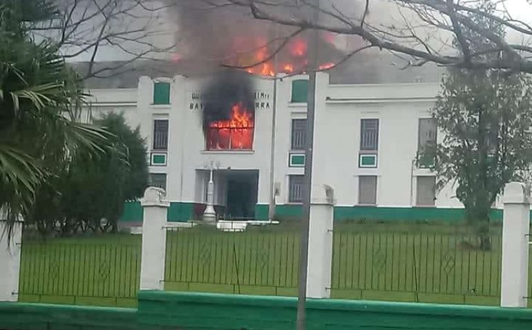 Pavilhão central foi tomado pelas chamas