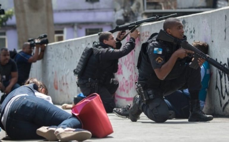22set2017-policiais-militares-e-jornalistas-se-abrigam-na-passarela-que-da-acesso-a-comunidade-da-rocinha-durante-tiroteio-1506695129277_615x300