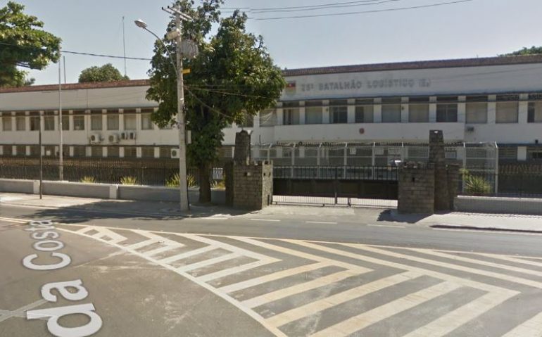 Fuzil foi roubado do 25º Batalhão Logístico (Escola), em Magalhães Bastos (RJ)