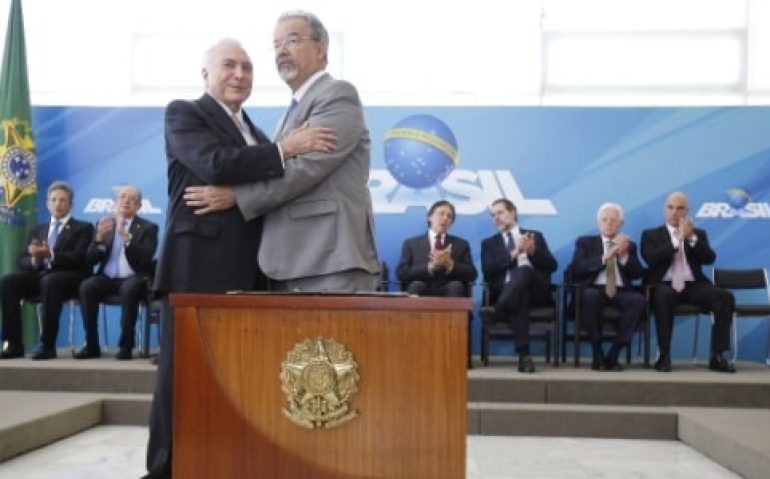 27fev2018-o-presidente-michel-temer-cumprimenta-o-novo-ministro-extraordinario-da-seguranca-publica-raul-jungmann-pps-pe-durante-cerimonia-de-posse-em-brasilia-1519744270571_615x300