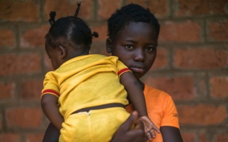 6mai2017-jolie-nadia-ipangba-que-diz-ter-sido-engravidada-por-um-soldado-da-uganda-quando-tinha-16-anos-em-obo-na-republica-centro-africana-1494869516796_615x300