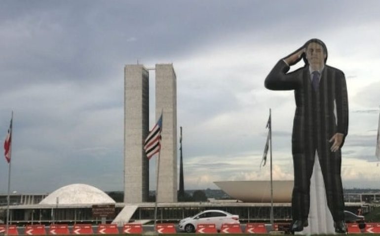 7mar2018-boneco-inflavel-de-bolsonaro-e-colocado-em-frente-ao-congresso-nacional-1520457290632_615x300