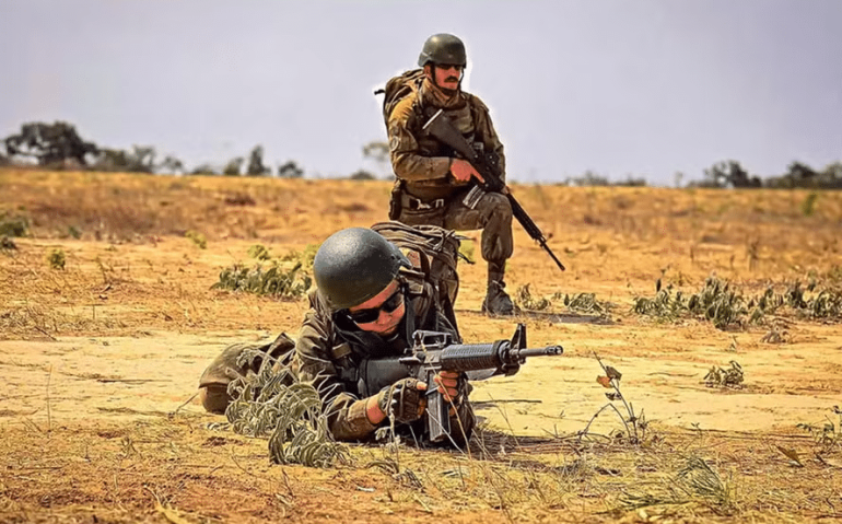 A soldado Stephany da Silva em treinamento: ela pode se tornar a primeira mulher a entrar para a qualificação de Operações Especiais da Marinha — Foto: Marinha do Brasil
