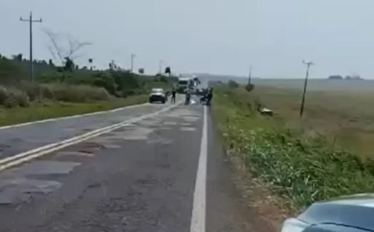 Corpo de Valdeir foi coberto com lençol após morte em rodovia. (Foto: Divulgação)
