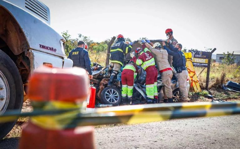 Cerca de 10 pessoas trabalharam para retirar o militar das ferragens do veículo. (Foto: Henrique Kawaminami) - CREDITO: CAMPO GRANDE NEWS