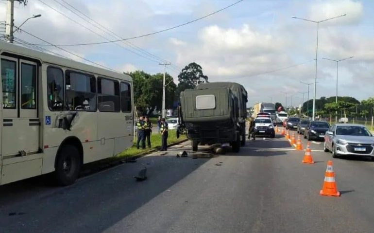 ACIDENTE CAMINHÃO DO EXÉRCITO EM CURITIBA