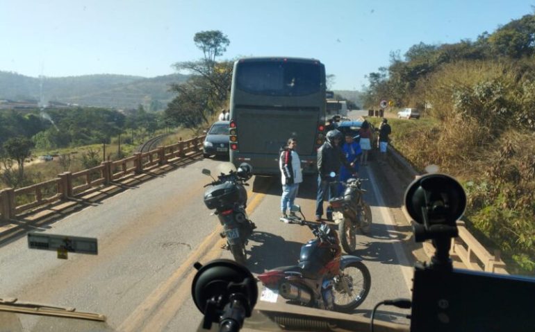 Acidente entre carros e ônibus do Exército interdita totalmente BR-040, em Congonhas – Foto: Reprodução