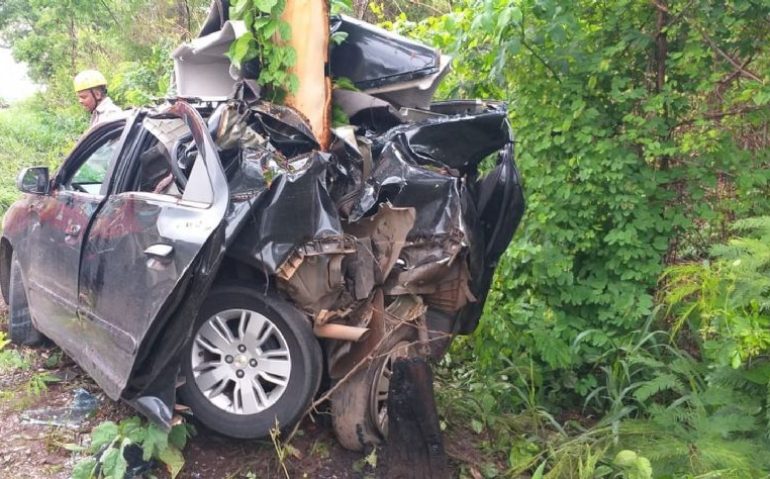 Carro aquaplanou e teve traseira destruída (Imagem: PRF)