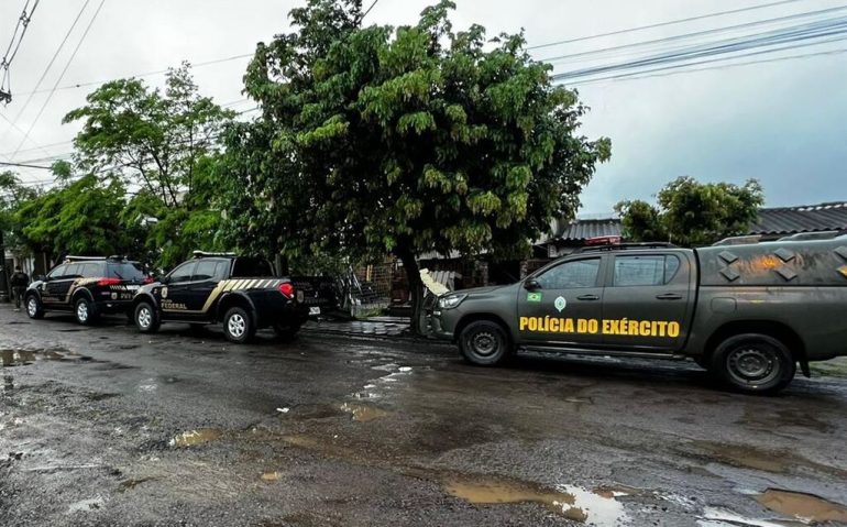 Operação foi deflagrada na manhã desta quinta-feira (10) em uma residência e um estabelecimento comercial (PRF)