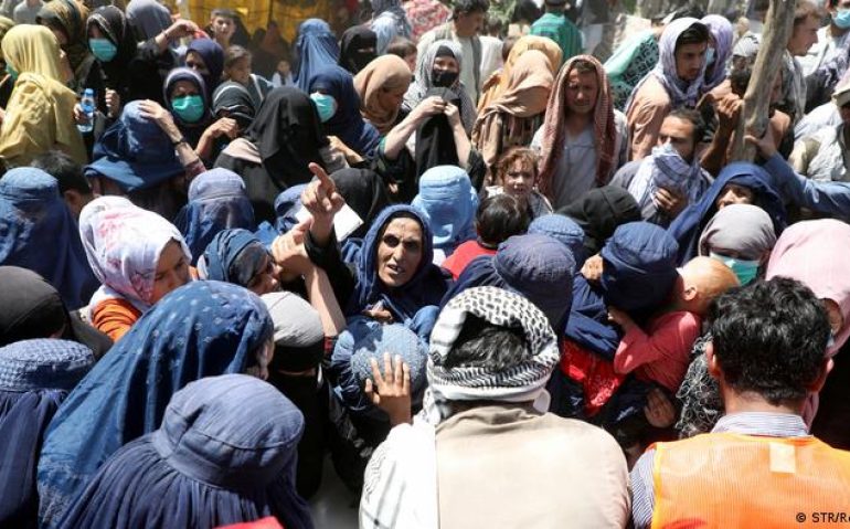 Milhares de refugiados de áreas ocupadas pelo Talibã rumaram para Cabul