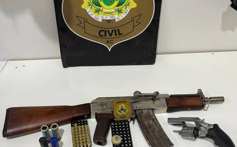 AK 47, revólver e munições apreendidos com soldado do Exército no Acre (Imagem: PC/AC)