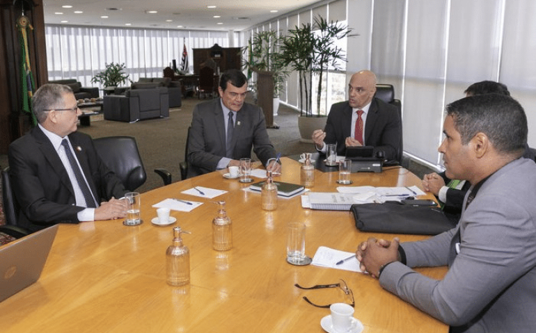 O presidente do TSE, Alexandre de Moraes (à direita), se reuniu com o ministro da Defesa, Paulo Sérgio Nogueira (à esquerda)
Alejandro Zambrana / TSE