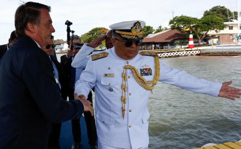 Presidente da República Jair Bolsonaro, cumprimenta o Vice-Almirante Rocha.
Imagem: Isac Nóbrega/PR