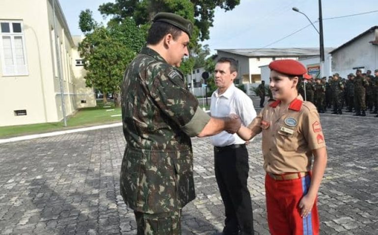 Aluna Alice Luiza Lucas Franco recebe a medalha de bronze na Olimpíada Brasileira de Robótica (OBR) 2017