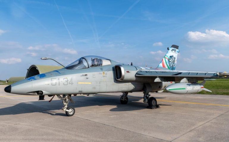 Jato de ataque AMX da Itália com pintura de despedida (AM)
