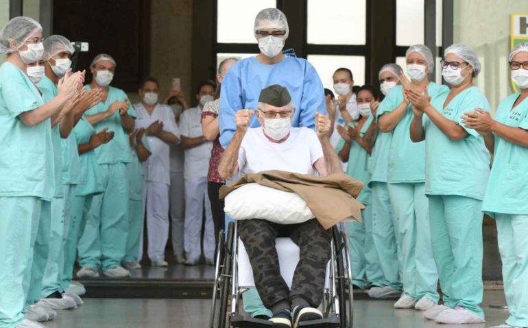 Médicos e enfermeiros do HFA aplaudem o ex-combatente Arnaldo Pivetta, que venceu a COVID