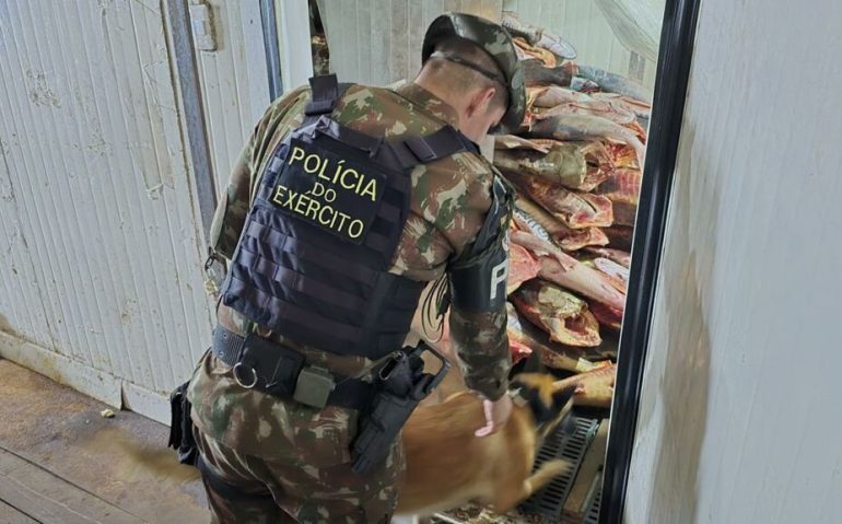 APREENSÃO CARGA DE PESCADOS PELO EXÉRCITO NO RIO SOLIMÕES