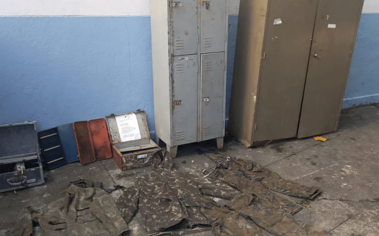 Operação no ferro-velho teve apreensão de itens do 1º Distrito Naval: pelo menos dois armários e três fardas completas, retiradas do quartel, na Praça Mauá — Foto: Divulgação