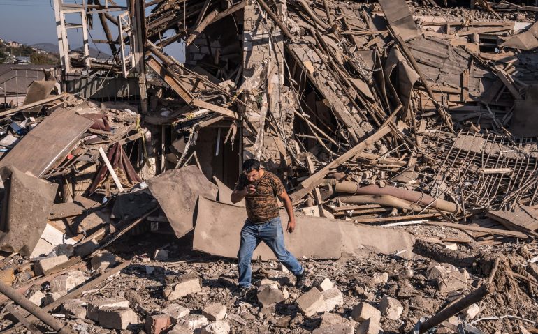 Devastação no sábado em Stepanakert, capital do disputado território de Nagorno-Karabakh.Crédito...Sergey Ponomarev para The New York Times