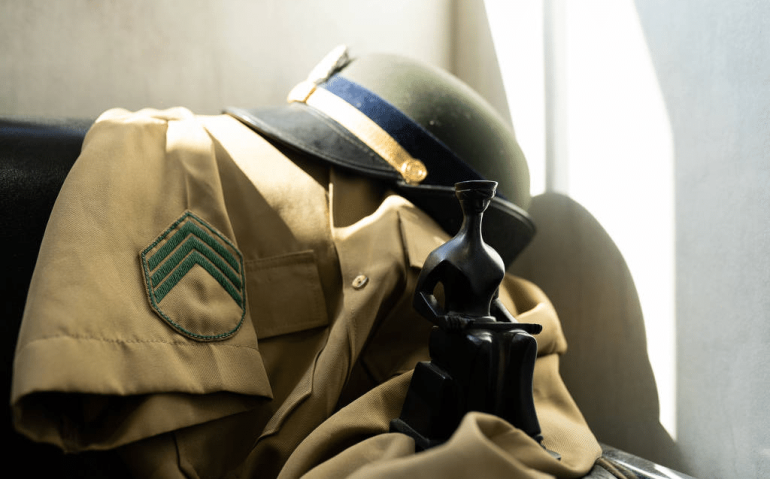 Farda de ex-militar vítima de assédio sexual no Exército - Isabella Campos/Folhapress